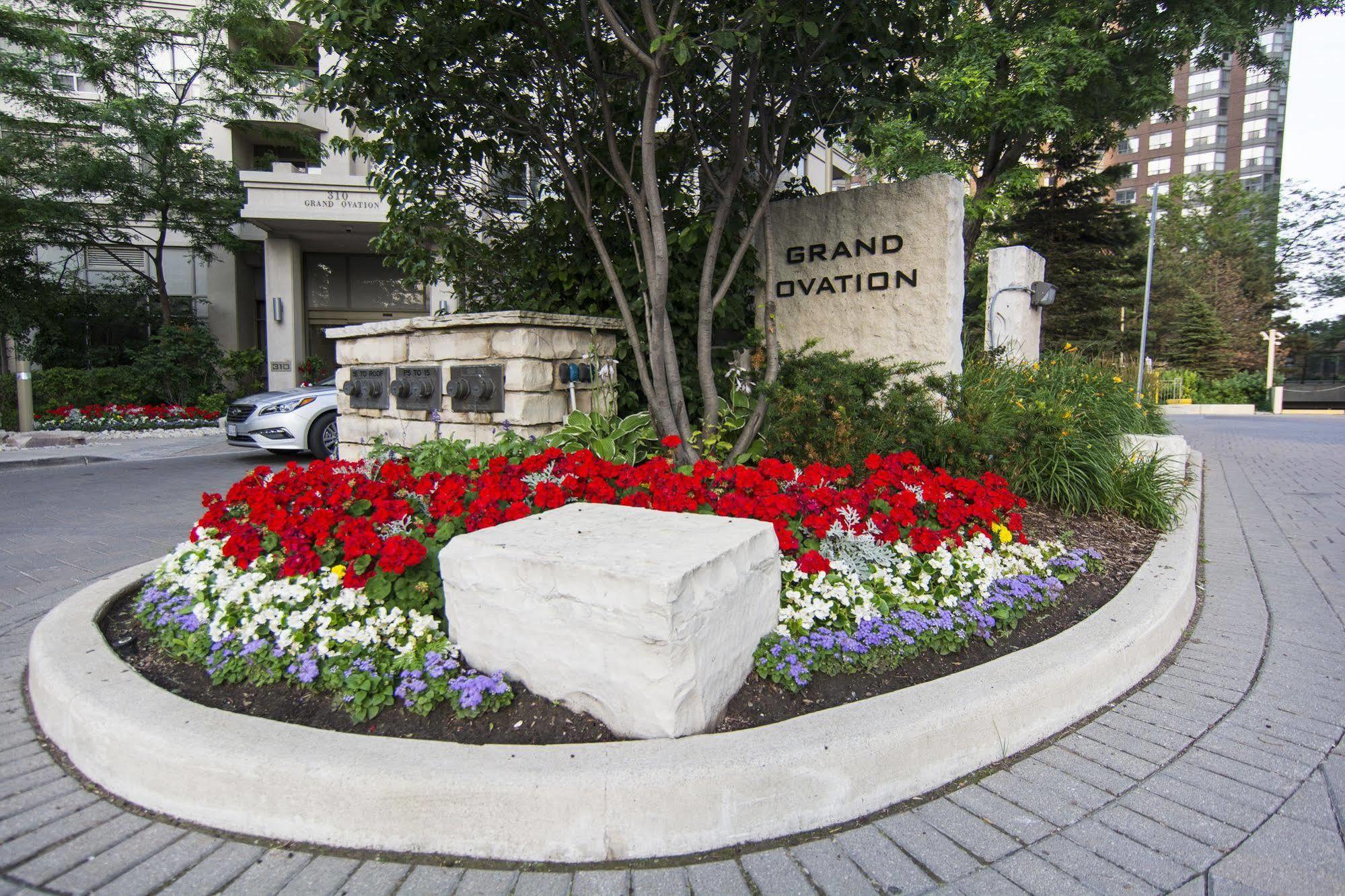 Maplewood Suites - Square One Mississauga Bagian luar foto